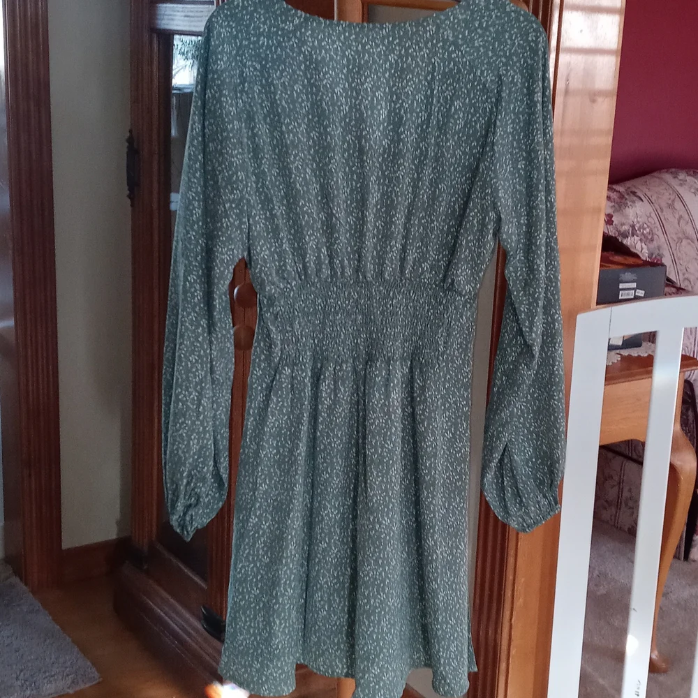 Adorable Green/White Balloon Sleeve Smocked waist Mini dress Size S - Picture 5 of 8